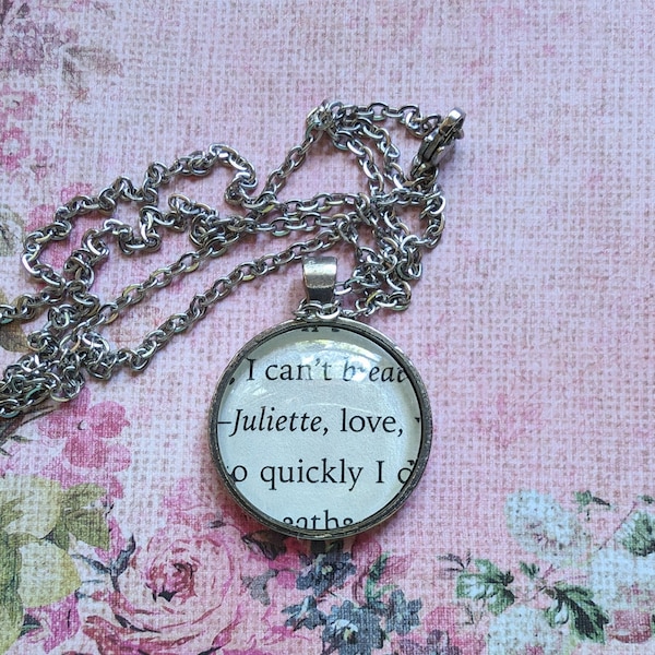Collier à pendentif Juliette Love fabriqué avec des pages de livre Shatter Me