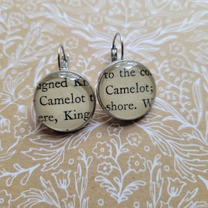 Camelot hanger oorbellen gemaakt met King Arthur boek pagina&#39;s