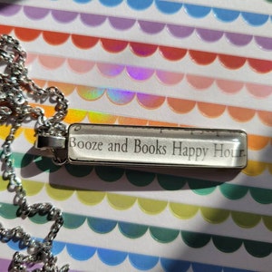 Booze and Books Collana con ciondolo Happy Hour con le pagine del libro Things We Hide From the Light