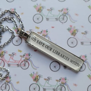 Collana pendente Save Our Libraries realizzata con le pagine del libro Last Chance Library