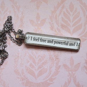 Collana con ciondolo Mi sento libera e potente realizzata con le pagine del libro When in Rome
