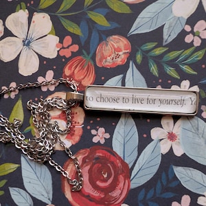 Collar colgante "Elige vivir por ti mismo" elaborado con páginas del libro Enchantra