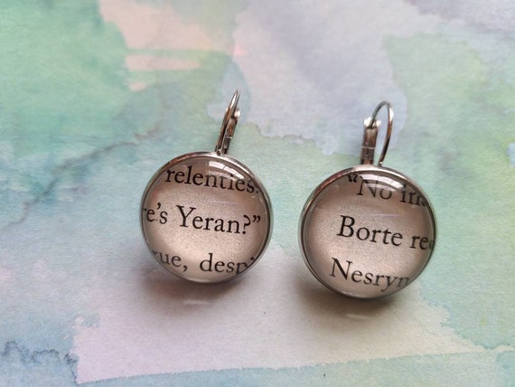 Pendientes colgantes hechos con páginas de - España