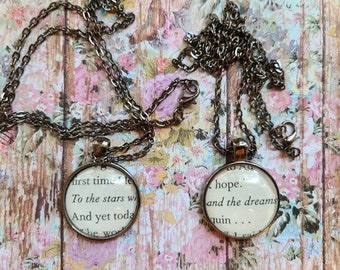 Conjunto de collar colgante To the Stars and the Dreams elaborado con páginas del libro Court of Thorns and Roses