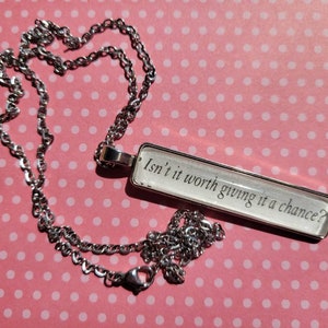 Collana pendente Give It a Chance realizzata con le pagine del libro vocale di Archer