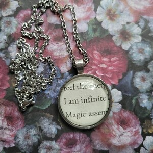 Naszyjnik z wisiorkiem „I Am Infinite” wykonany ze stron książki „Wild is the Witch”