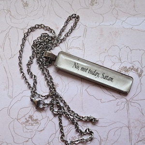 Collana con ciondolo Not Today Satan realizzata con le pagine del libro When in Rome