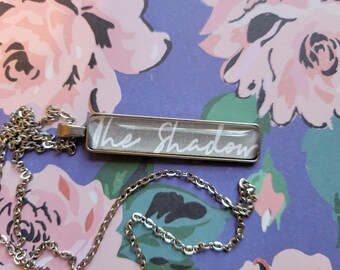De Shadow-hangerketting gemaakt met Haunting Adeline-boekpagina's