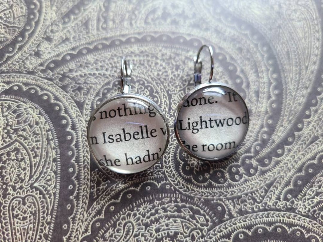 モータル・インストゥルメンツの本のページを使って作られたイザベル・ライトウッドのペンダントイヤリング - Etsy 日本, image size:1080x810