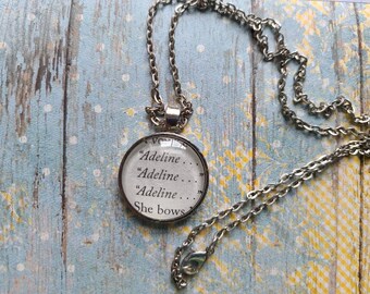 Collana con ciondolo Adeline realizzata con le pagine del libro Invisible Life di Addie LaRue