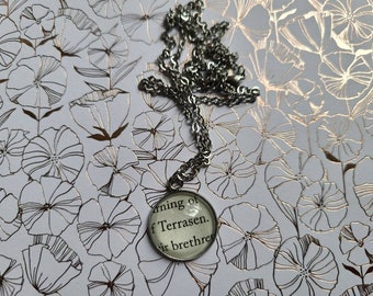 Collar colgante Terrasen 20mm realizado con páginas de libro Trono de Cristal