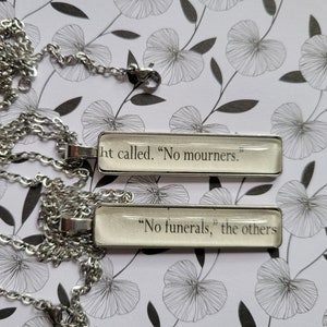 Conjunto de collar colgante rectangular No Mourners No Funerals hecho con páginas de libros Six of Crows