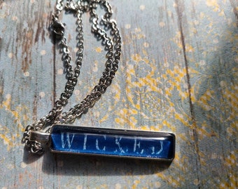 Collar colgante Blue Wicked hecho con páginas de libros del Reino de los Malditos