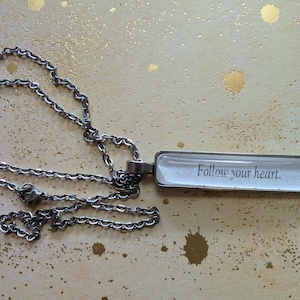 Collar colgante "Sigue tu corazón" elaborado con páginas del libro Phantasma