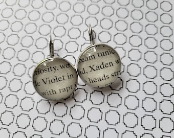 Pendientes colgantes de Violet y Xaden hechos con páginas del libro Fourth Wing