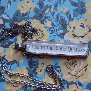 Guida alla collana con ciondolo Quadrante dei Riders realizzata con le pagine del libro Iron Flame