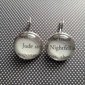 Brincos pendentes Jude e Nightfell feitos com páginas do livro O Príncipe Cruel