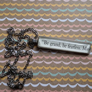 Collar colgante Be Grand Be Fearless hecho con las páginas del libro The Siren