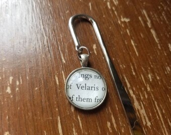 いばらと薔薇の宮廷の本のページで作られた Velaris ブックマーク