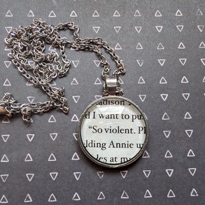 Collana con ciondolo So Violent realizzata con le pagine del libro When in Rome