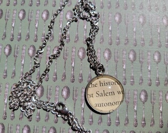 Collar colgante de página de libro Salem de 20 mm