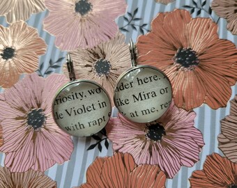 Aretes colgantes de Violet y Mira hechos con las páginas del libro de la Cuarta Ala