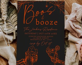Puede incluir: Invitación a una fiesta de Halloween negra y naranja con el texto "Boos & Booze" y detalles para el evento en The Jenkins Residence. La invitación presenta una mano de esqueleto sosteniendo una cerveza y otra mano de esqueleto sosteniendo un cóctel.