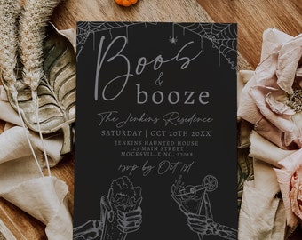 Puede incluir: Invitación de Halloween negra con el texto "Boos & Booze" y detalles del evento. La invitación presenta manos de esqueleto sosteniendo una cerveza y un cóctel. El diseño incluye telarañas y pequeñas calabazas.