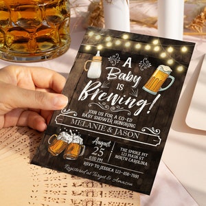 A Baby Is Brewing Uitnodiging babyshower • Douche voor stellen, babyshower-gezelligheidsuitnodiging • Sjabloon bierflesje