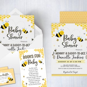 Może przedstawiać: Zestaw zaproszeń na baby shower z motywem pszcz&oacute;ł. Zaproszenia są ż&oacute;łte i białe z wzorem plastra miodu i przedstawiają kresk&oacute;wkowe pszczoły. Tekst na zaproszeniach brzmi "Mommy & Daddy-to-Bee Danielle Jenkins" i "Baby Shower".
