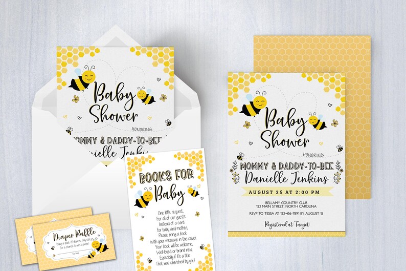 Może przedstawiać: Zestaw zaproszeń na baby shower z motywem pszcz&oacute;ł. Zaproszenia są ż&oacute;łte i białe z wzorem plastra miodu i przedstawiają kresk&oacute;wkowe pszczoły. Tekst na zaproszeniach brzmi "Mommy & Daddy-to-Bee Danielle Jenkins" i "Baby Shower".