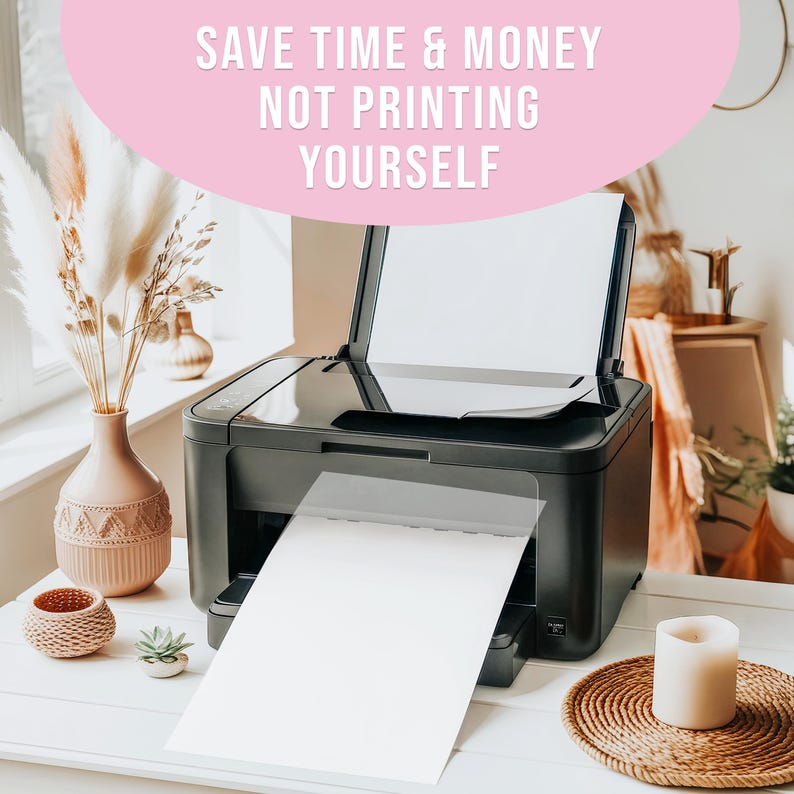 Op de afbeelding: Een zwarte printer met een wit vel papier dat wordt afgedrukt. De tekst "SAVE TIME & MONEY NOT PRINTING YOURSELF" staat in een roze ovaal boven de printer. Een vaas met droogbloemen en een kaars staan op de tafel.