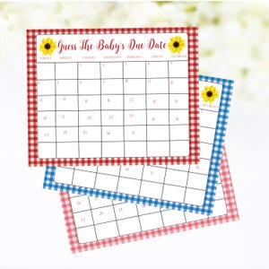 Op de afbeelding: Drie afdrukbare babyborrelspelkaarten met een rood-wit geruit patroon, een blauw-wit geruit patroon en een rood-wit geruit patroon. Elke kaart heeft een kalender met de dagen van de week en de nummers 1 tot en met 31. De tekst "Raad de uitgerekende datum van de baby" staat bovenaan de kaart.