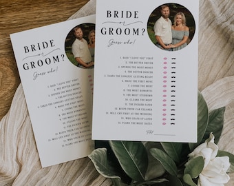Peut inclure: Deux cartes blanches avec du texte noir indiquant "Bride or Groom? Guess who !" et une liste de questions. Chaque carte présente une photo d'un couple. Les cartes sont sur une surface en bois avec de la verdure.