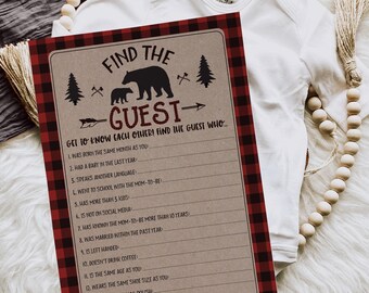 Könnte beinhalten: Eine braune und rot karierte Karte mit dem Text "Find the Guest" und einer schwarzen Silhouette eines Bären und eines Bärenjungen. Die Karte enthält eine Liste mit 14 Fragen, die man den Gästen auf einer Party stellen kann.