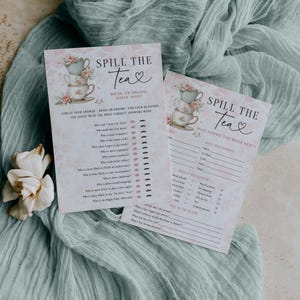 Op de afbeelding: Twee spelkaarten voor een bruidsdouche met de tekst "Spill the Tea" en bloemenillustraties van theekopjes. E&eacute;n kaart is voor de bruid of bruidegom om te raden wie, en de andere vraagt: "Wie kent de bruid het beste?"
