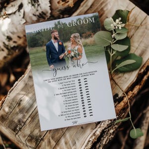 Puede incluir: Una tarjeta de juego de boda blanca con el texto "Bride or Groom" y "guess who". La tarjeta presenta una foto de una pareja y una lista de preguntas para adivinar quién encaja en la descripción. La tarjeta está sobre una superficie de madera.