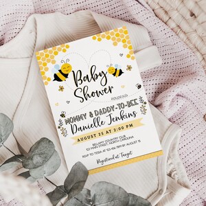 Może przedstawiać: Zaproszenie na baby shower w kolorze ż&oacute;łtym i białym z wzorem plastra miodu i dwoma kresk&oacute;wkowymi pszczołami. Tekst brzmi: "Baby Shower Honoring Mommy & Daddy-to-Bee Danielle Jenkins August 25 at 2:00 PM Bellamy Country Club 123 Main Street, North Carolina RSVP to Tessa at 123-456-7891 by August 15 Registered at Target"
