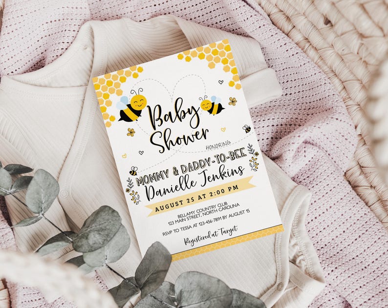 Może przedstawiać: Zaproszenie na baby shower w kolorze ż&oacute;łtym i białym z wzorem plastra miodu i dwoma kresk&oacute;wkowymi pszczołami. Tekst brzmi: "Baby Shower Honoring Mommy & Daddy-to-Bee Danielle Jenkins August 25 at 2:00 PM Bellamy Country Club 123 Main Street, North Carolina RSVP to Tessa at 123-456-7891 by August 15 Registered at Target"