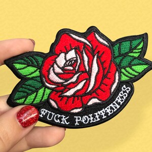 Parche bordado inspirado en mi asesino favorito - 4 x 2.5" - Negro - Rosa - Inspirado en tatuajes - SSDGM - Termoadhesivo