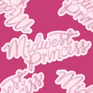 Puede incluir: Pegatinas rosas con la frase "Midwest Princess" en cursiva. Las pegatinas tienen un borde blanco y están dispersas sobre un fondo magenta. Se incluyen pequeños detalles de corazón.