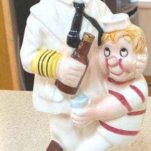 Carafe à whisky. Des marins ivres.