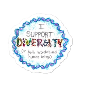 Peut inclure: Un autocollant blanc avec une bordure bleue et violette. L'autocollant présente une illustration colorée du mot "DIVERSITÉ" avec une bordure de brin d'ADN. Le texte indique "JE SOUTIENS LA DIVERSITÉ (à la fois dans les microbes et les êtres humains)".