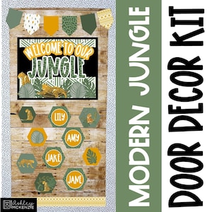 Op de afbeelding: Een decoratieset voor een klaslokaaldeur met een junglethema. De set bevat een welkomstbord met de tekst "Welkom in onze jungle", naamstickers en andere jungle-decoraties. De decoraties zijn in groen, geel en bruin.
