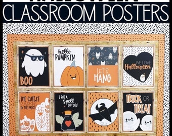 Può includere: Otto poster per la classe a tema Halloween con illustrazioni di fantasmi, zucche, pipistrelli e un calderone di strega. I poster hanno testo che dice "Boo", "Hello Pumpkin", "Let's Hang", "We Love Halloween", "The Cutest Pumpkins in the Patch", "I Put a Spell on You", "Trick or Treat" e "Oct 31".