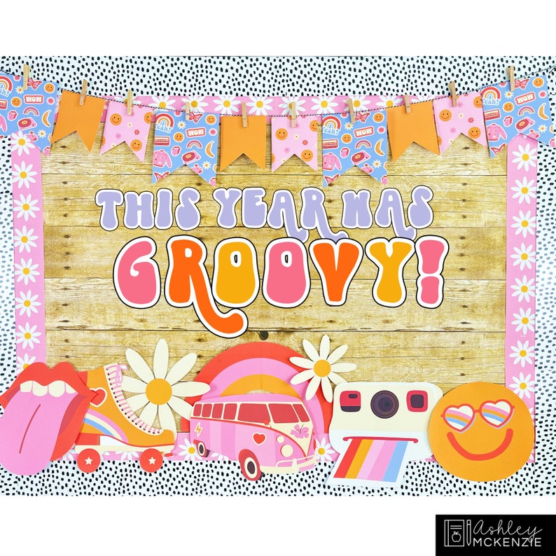 Puede incluir: Un tablero de anuncios de clase colorido con el texto "This year was groovy!" en una fuente retro. El tablero est&aacute; decorado con margaritas, un arco&iacute;ris, una camioneta vintage, un pat&iacute;n, una c&aacute;mara y una cara sonriente con gafas de sol en forma de coraz&oacute;n.