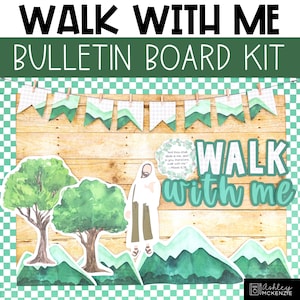 Peut inclure: Kit de tableau d'affichage avec l'inscription "WALK WITH ME" en gros caractères. Le kit comprend des éléments décoratifs tels que des arbres, des montagnes et une figurine, le tout dans un style aquarelle. Le fond est une texture boisée.
