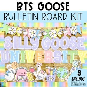 Könnte beinhalten: Ein Pinnwand-Set mit der Aufschrift BTS GOOSE und dem Text SILLY GOOSE UNIVERSITY. Es enthält pastellfarbene Ausschnitte von Gänsen, einem Rucksack, einem Stiftehalter, einem Globus sowie ein Banner mit Blumen und Regenbögen auf Holzoptik.