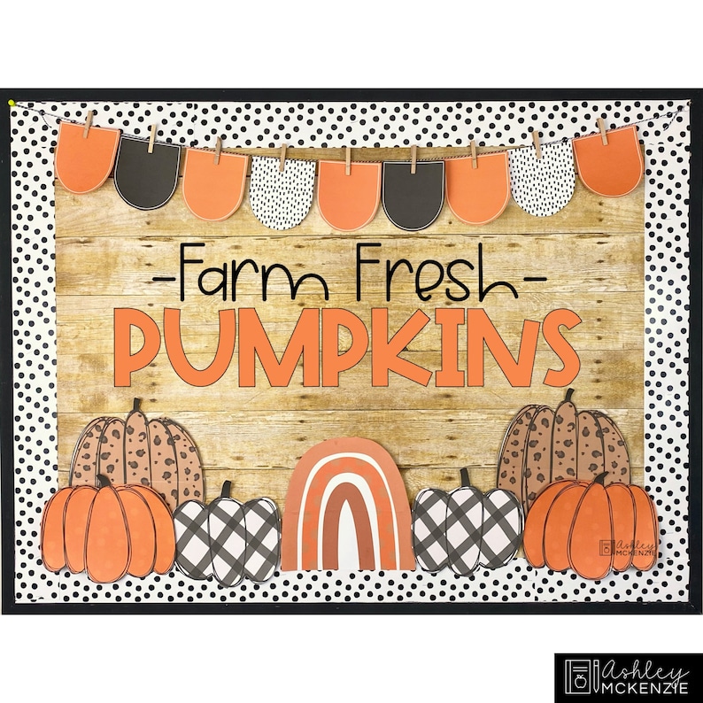 Puede incluir: Un tablero de anuncios decorado con un tema oto&ntilde;al. El tablero tiene un fondo de madera y est&aacute; decorado con papel de lunares naranja, negro y blanco. El texto "Farm Fresh Pumpkins" est&aacute; escrito en letras naranjas. Tambi&eacute;n hay varios recortes de calabazas, un arco&iacute;ris y una pancarta con papel de lunares naranja, negro y blanco.