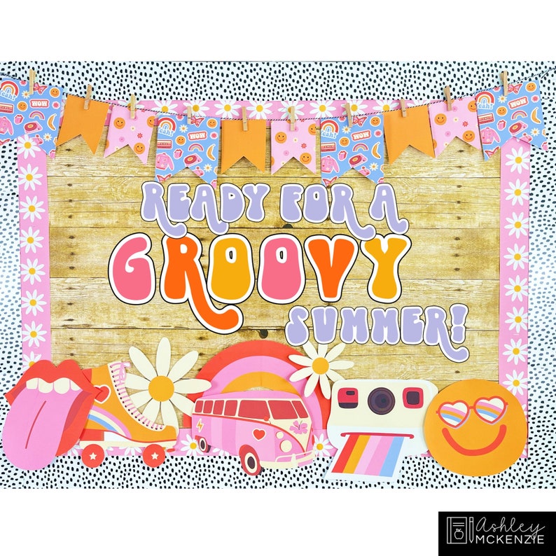 Puede incluir: Un tablero de anuncios de clase decorado con un tema de verano groovy. El tablero presenta un fondo de madera con una pancarta de banderas coloridas, un gran letrero de verano groovy y varias decoraciones de tem&aacute;tica retro, incluyendo un autob&uacute;s VW, una c&aacute;mara, gafas de sol, un pat&iacute;n y una margarita.